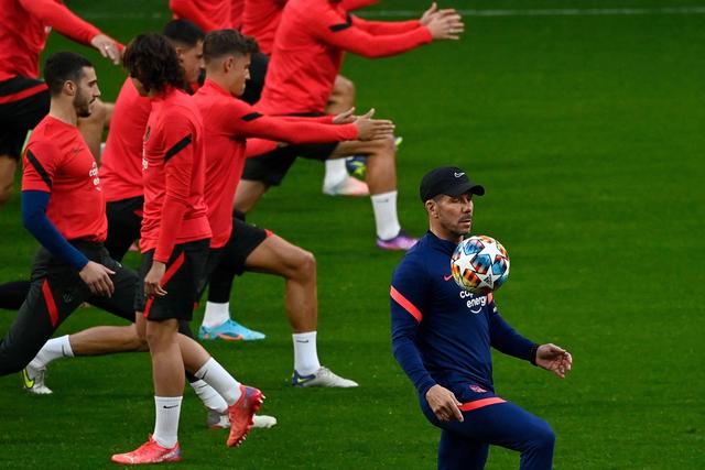 康宁汉姆20+10詹姆斯空砍三双 活塞险胜湖人